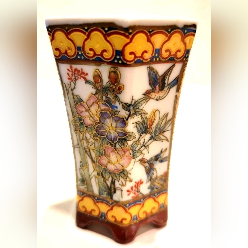 Vtg 3.5" Famille Rose Porcelain Vase- Birds & Flowers Handpainted Gold Trim